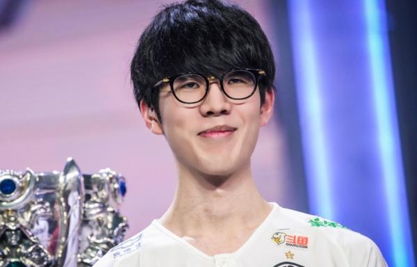 LPL 春季总决赛开幕式：灯光／虚拟现实顶级氛围， bin 登台表演咏春拳